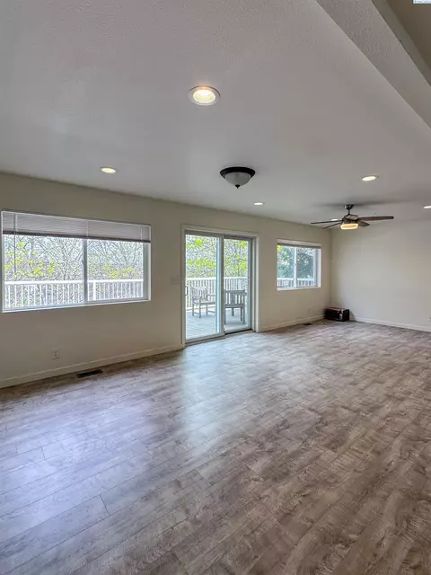 Living - 305 SE Jackson St, Pullman, WA 99163 photo 2 of 3