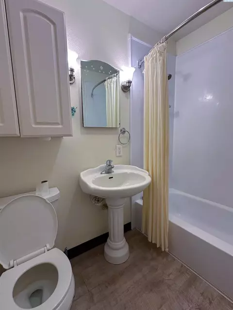 Bath - 305 SE Jackson St, Pullman, WA 99163 photo 1 of 1