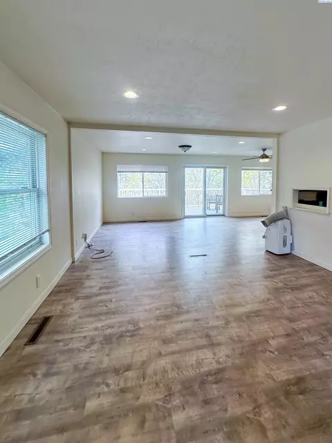 Living - 305 SE Jackson St, Pullman, WA 99163 photo 1 of 3
