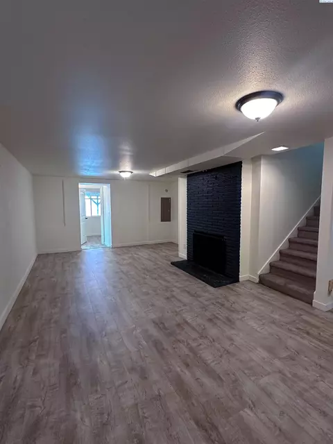 Living - 305 SE Jackson St, Pullman, WA 99163 photo 3 of 3