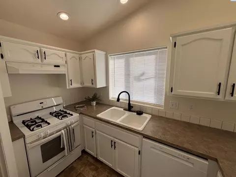 Kitchen - 345 NW Parr Dr, Pullman, WA 99163 photo 3 of 4