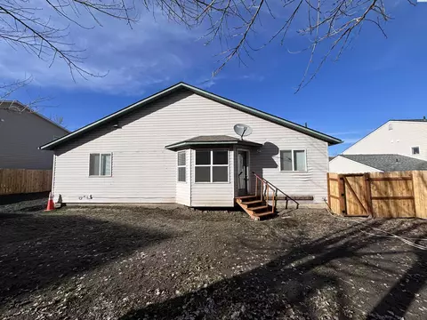 Exterior - 345 NW Parr Dr, Pullman, WA 99163 photo 4 of 5
