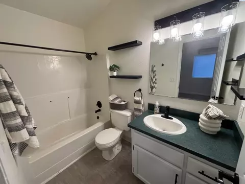 Bath - 345 NW Parr Dr, Pullman, WA 99163 photo 2 of 3