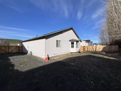 Exterior - 345 NW Parr Dr, Pullman, WA 99163 photo 3 of 5