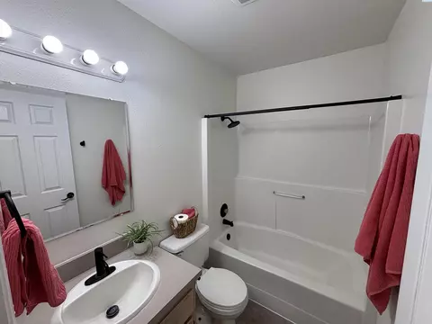Bath - 345 NW Parr Dr, Pullman, WA 99163 photo 1 of 3