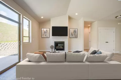 Living - 610 SW Wallowa, Pullman, WA 99163 photo 6 of 8