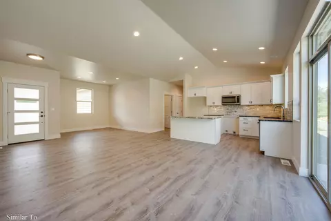 Living - 610 SW Wallowa, Pullman, WA 99163 photo 3 of 8