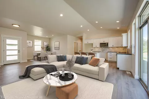 Living - 610 SW Wallowa, Pullman, WA 99163 photo 2 of 8