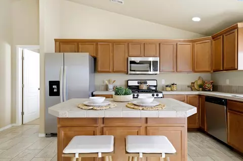Kitchen - 6416 Three Rivers Dr, Pasco, WA 99301 photo 3 of 6