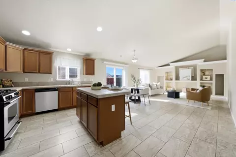 Kitchen - 6416 Three Rivers Dr, Pasco, WA 99301 photo 5 of 6