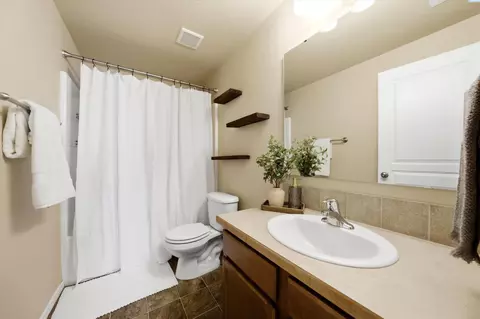 Bath - 6416 Three Rivers Dr, Pasco, WA 99301 photo 1 of 3