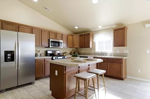 Kitchen - 6416 Three Rivers Dr, Pasco, WA 99301 photo 1 of 6