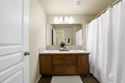 Bath - 6416 Three Rivers Dr, Pasco, WA 99301 photo 2 of 3