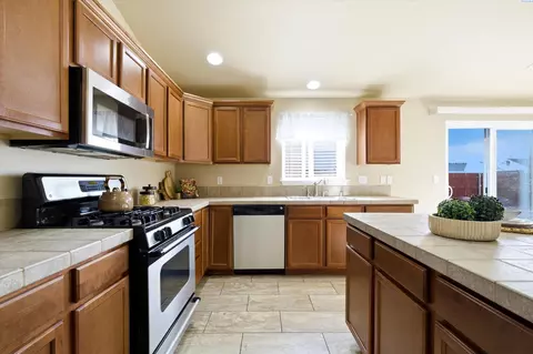 Kitchen - 6416 Three Rivers Dr, Pasco, WA 99301 photo 4 of 6