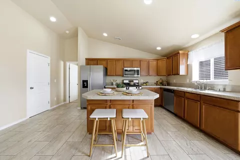 Kitchen - 6416 Three Rivers Dr, Pasco, WA 99301 photo 2 of 6
