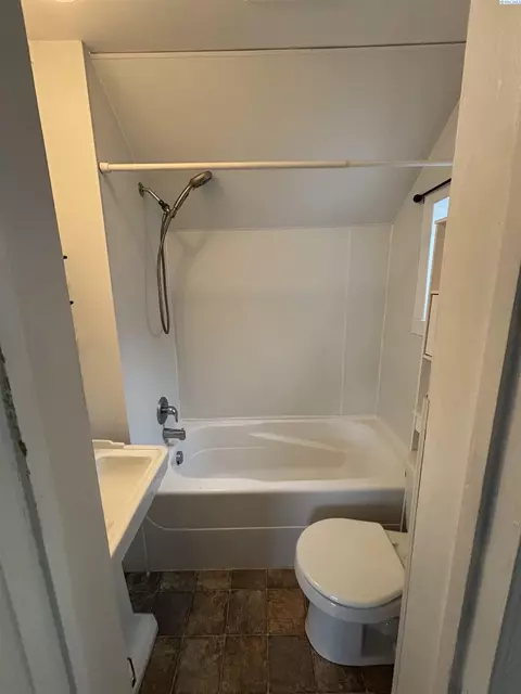 Bath - 635 SE Holbrook Pl, Pullman, WA 99163 photo 2 of 2