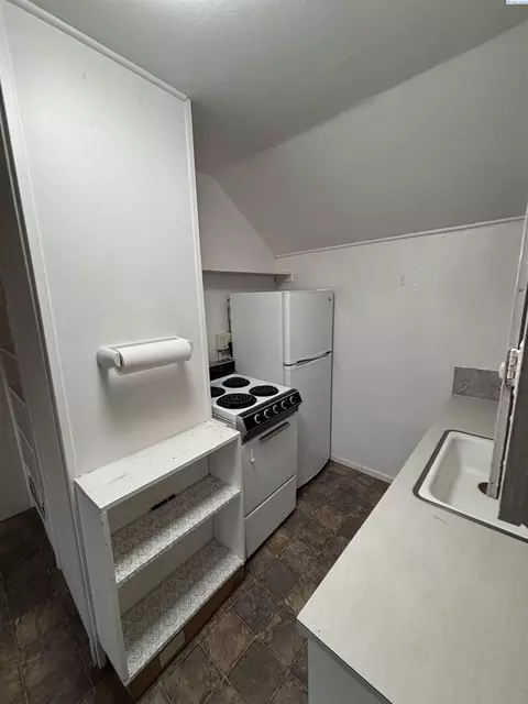 Kitchen - 635 SE Holbrook Pl, Pullman, WA 99163 photo 4 of 4