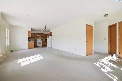 Living - 292 NW Sunrise Dr, Pullman, WA 99163 photo 2 of 4
