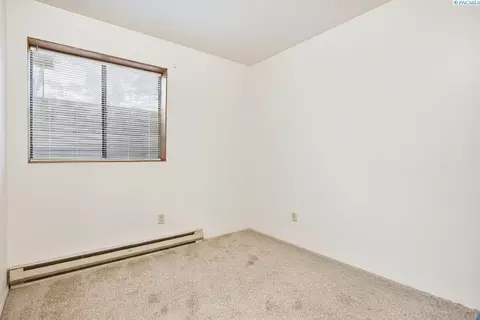 Bedroom - 292 NW Sunrise Dr, Pullman, WA 99163 photo 1 of 5