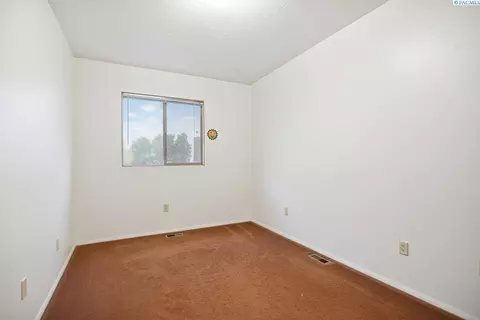 Bedroom - 292 NW Sunrise Dr, Pullman, WA 99163 photo 3 of 5