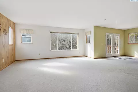 Living - 292 NW Sunrise Dr, Pullman, WA 99163 photo 1 of 4