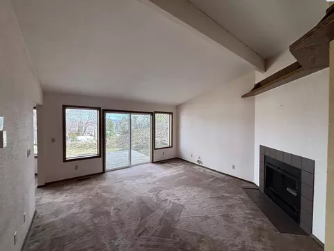 Living - 1340 SW Wadleigh, Pullman, WA 99163 photo 2 of 3