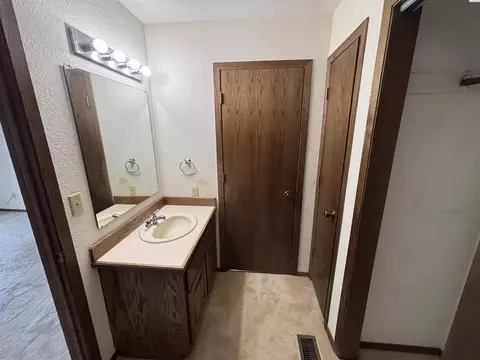 Bath - 1340 SW Wadleigh, Pullman, WA 99163 photo 2 of 2