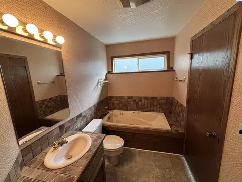 Bath - 1340 SW Wadleigh, Pullman, WA 99163 photo 1 of 2