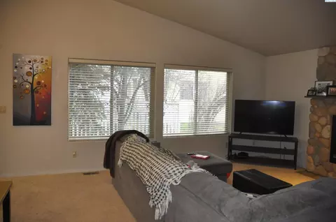 Living - 580-582 SE Shoemaker Pl, Pullman, WA 99163 photo 1 of 4