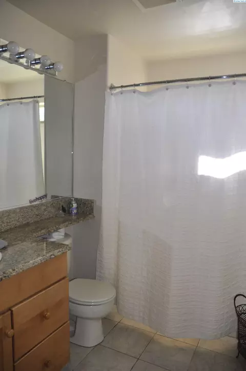 Bath - 580-582 SE Shoemaker Pl, Pullman, WA 99163 photo 3 of 4