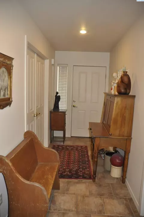 Entry Way - 580-582 SE Shoemaker Pl, Pullman, WA 99163 photo 3 of 4