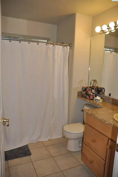 Bath - 580-582 SE Shoemaker Pl, Pullman, WA 99163 photo 1 of 4