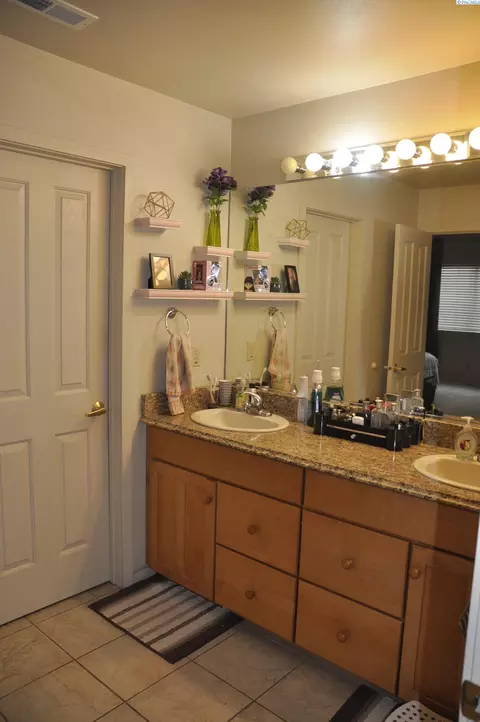 Bath - 580-582 SE Shoemaker Pl, Pullman, WA 99163 photo 2 of 4