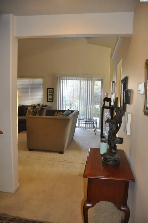 Entry Way - 580-582 SE Shoemaker Pl, Pullman, WA 99163 photo 4 of 4