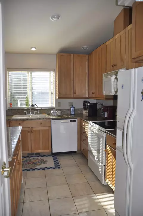 Kitchen - 580-582 SE Shoemaker Pl, Pullman, WA 99163 photo 4 of 4