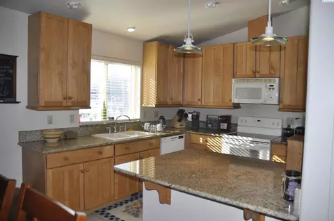 Kitchen - 580-582 SE Shoemaker Pl, Pullman, WA 99163 photo 3 of 4