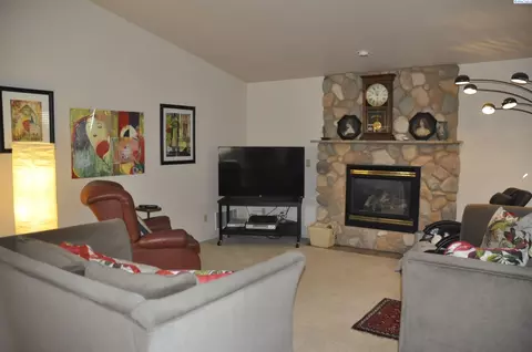 Living - 580-582 SE Shoemaker Pl, Pullman, WA 99163 photo 4 of 4