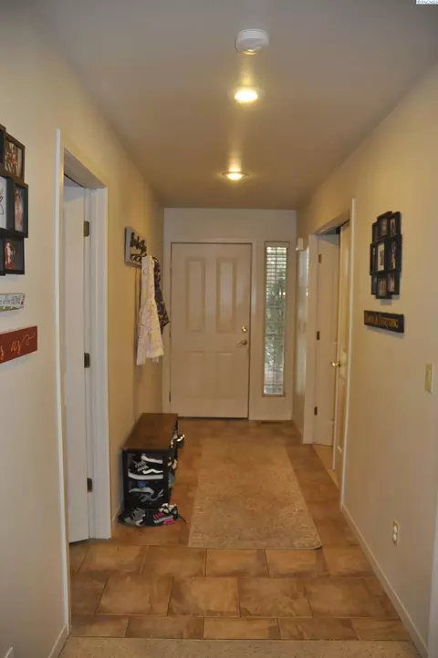 Entry Way - 580-582 SE Shoemaker Pl, Pullman, WA 99163 photo 1 of 4