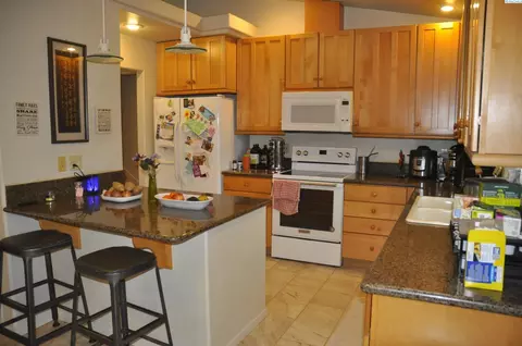 Kitchen - 580-582 SE Shoemaker Pl, Pullman, WA 99163 photo 2 of 4
