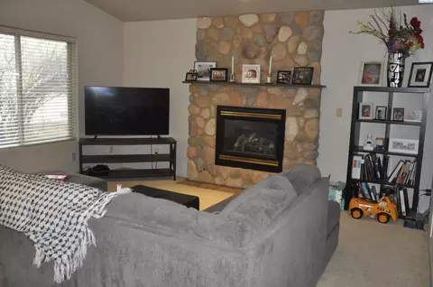 Living - 580-582 SE Shoemaker Pl, Pullman, WA 99163 photo 2 of 4