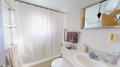 Bath - 1310 NW Haven Cir, Pullman, WA 99163 photo 1 of 2
