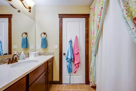 Bath - 810 SW Windy Point Ct, Pullman, WA 99163 photo 3 of 4