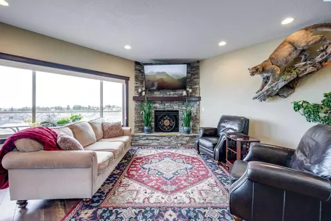 Living - 810 SW Windy Point Ct, Pullman, WA 99163 photo 3 of 5