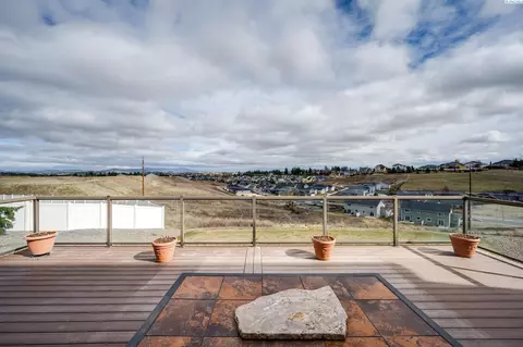 Exterior - 810 SW Windy Point Ct, Pullman, WA 99163 photo 3 of 7
