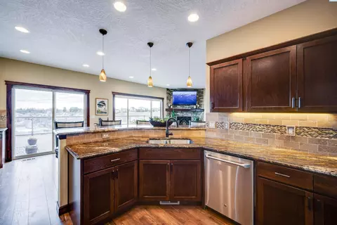 Kitchen - 810 SW Windy Point Ct, Pullman, WA 99163 photo 2 of 3