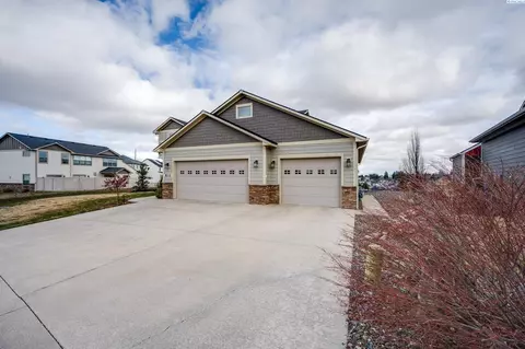 Exterior - 810 SW Windy Point Ct, Pullman, WA 99163 photo 5 of 7