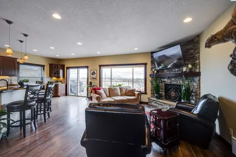 Living - 810 SW Windy Point Ct, Pullman, WA 99163 photo 2 of 5