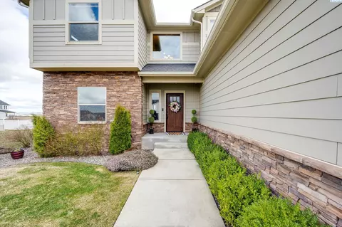 Exterior - 810 SW Windy Point Ct, Pullman, WA 99163 photo 4 of 7