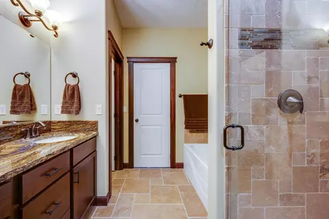 Bath - 810 SW Windy Point Ct, Pullman, WA 99163 photo 1 of 4