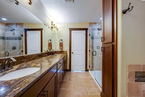 Bath - 810 SW Windy Point Ct, Pullman, WA 99163 photo 2 of 4